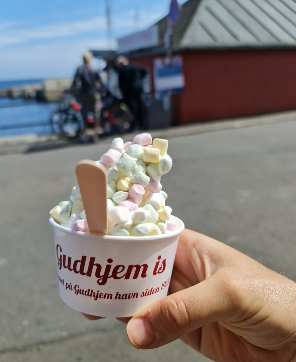Heftig skumfidus-softice hos Gudhjem is! - Rejse-reportage: Mini-håndbog til en eventyrlig ø-ferie i Gudhjem på Bornholm