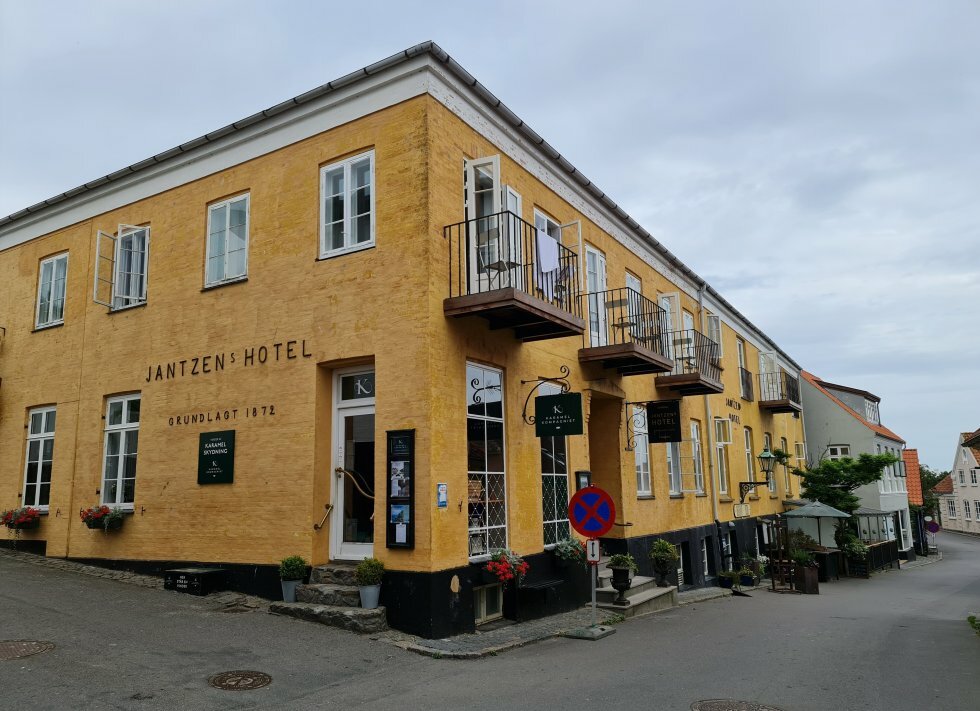 Jantzens Hotel. - Rejse-reportage: Mini-håndbog til en eventyrlig ø-ferie i Gudhjem på Bornholm