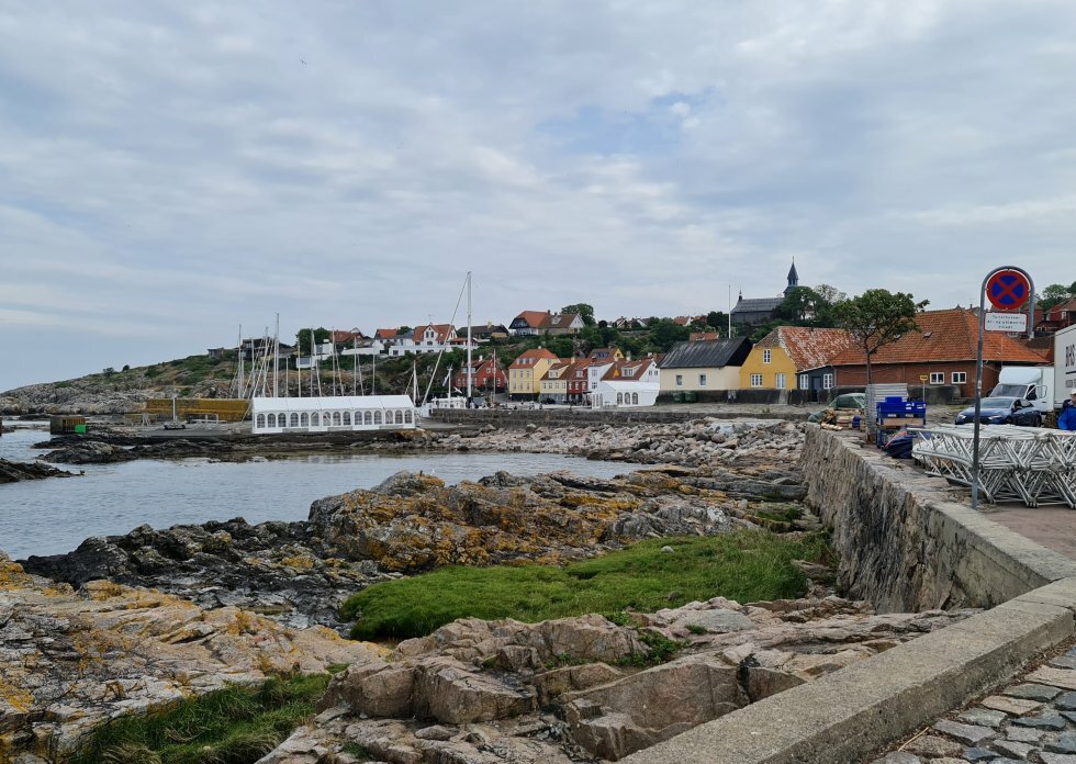 Havnen på Gudhjem med udsigt til begyndelsen på Sol over Gudhjem 2023. - Rejse-reportage: Mini-håndbog til en eventyrlig ø-ferie i Gudhjem på Bornholm
