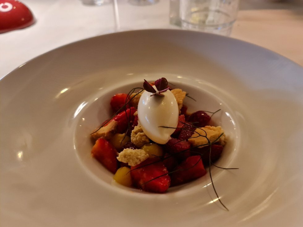 Nye, danske marinerede jordbær med kærnemælksis.  - Restaurant-anmeldelse: Restaurant Classique