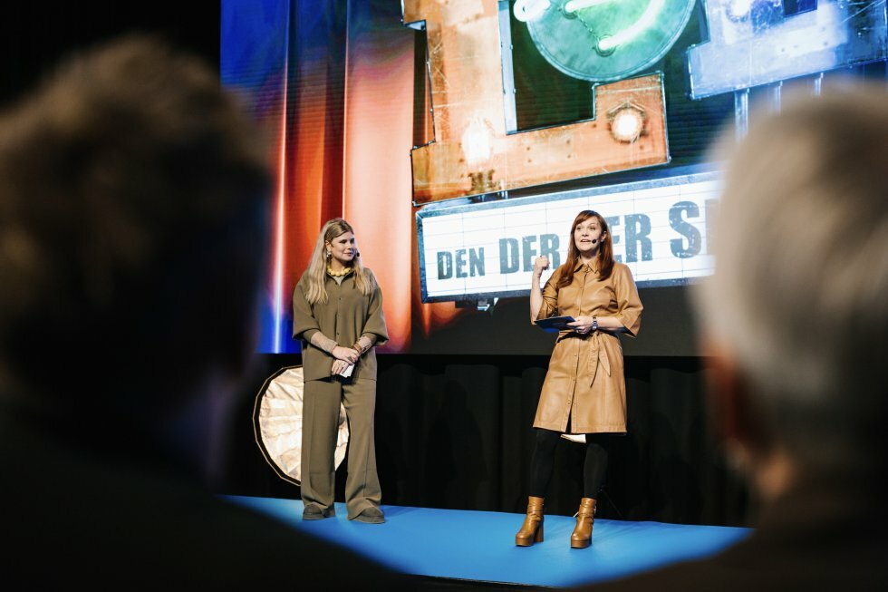 Karin Lindström (til højre) introducerer LOL og den danske vært Sofie Linde - Foto: Prime Video/Fabian Wester - LOL: Amazon går all-in på dansk humor