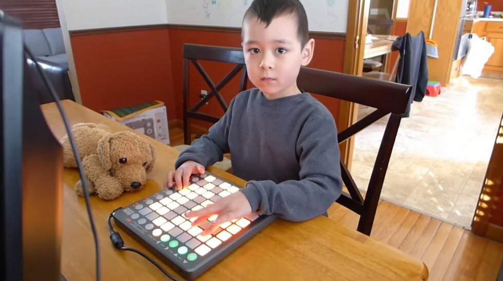 5-årig dreng laver vildt 39-sangs mashup!