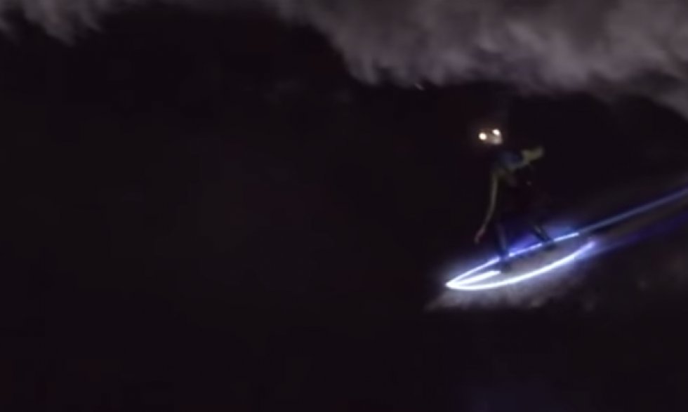 Dagens repeat-video: Natte-surfing med LED-lys