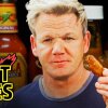Gordon Ramsay Savagely Critiques Spicy Wings | Hot Ones - Gordon Ramsay joiner Hot Ones, sviner selvfølgelig vingerne til