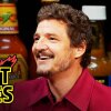 Pedro Pascal Cries From His Head While Eating Spicy Wings | Hot Ones - Pedro Pascal sov som en sten, da han fik presset øjnene ud af hovedet i Game of Thrones