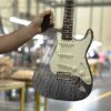 Cardboard Guitar Stratocaster Fender : Cardboard Chaos - Fender bygget af pap - godkendt af Linkin Park