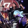 Foo Fighters 20th Anniversary Blowout- "The Pretender (Extended)" (1080p) on July 4, 2015 - Dave Grohl fortsætter koncert-tour med brækket ben siddende på en guitar-trone
