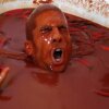 Bathing in 1250 Bottles of Hot Sauce - Fyr hopper i et badekar fyldt med chilisovs - det fortryder han ret hurtigt [Video]