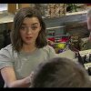 Maisie Williams (aka Arya Stark) Pranks Game of Thrones Fans - Maisie Williams forsøger at pranke folk, ved at sige hun ikke er med i Game of Thrones