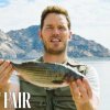 Chris Pratt Cleans and Guts A Fish | Vanity Fair - Chris Pratt viser, hvordan man renser og fileterer en fisk [Video]