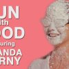 Fun with Food in Slow Motion with Amanda Cerny - En Playboy-model, en løvblæser og en sundae