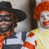 Danny McBride and Walton Goggins Absolutely Ruin All-American Icons | GQ - Danny McBride klæder sig ud som amerikanske mad-maskotter