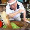 Pounding Mochi with the Fastest Mochi Maker in Japan - Hypnotiserende video af japansk specialitet 'Mochi'