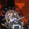 Dave Grohl fortsætter koncert-tour med brækket ben siddende på en guitar-trone