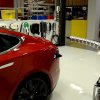Se Teslas robot-ladekabel i aktion