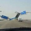 Dagens repeat-video: Hjernedød lastbilchauffør smadrer overhængende vejskilt