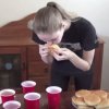 New Zealandsk model giver '20 cheeseburger challenge' et seriøst forsøg