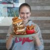 3 minutter og 40 sekunder.  - New Zealandsk model giver '20 cheeseburger challenge' et seriøst forsøg
