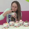 2,5 kilo frozen yougurt på under 10 minutter - New Zealandsk model giver '20 cheeseburger challenge' et seriøst forsøg