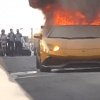 Lamborghini Aventador SV bryder i brand, mens ejeren poserer for et selfie