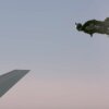 Ex-jagerpilot flyver voldsomt tæt på en Airbus - med jetpacks!