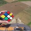 Adrenalin-junkie løser Rubiks-terning under faldskærmsudspring