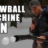 Ham her har bygget et snemaskingevær der kan skyde 13 snebolde på et halvt sekund