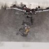 Fjernstyret drone med påmonteret motorsav. 