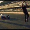 Stuntmanden Damien Walters forsøger et 'leap of faith' over en Formel E racer i fuld fart