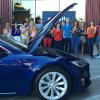 Medarbejdere køber en Tesla til deres direktør, som hævede mindstelønnen til $70.000.