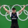 Olympisk vægtløfter brækker armen, ses i centret!