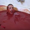 Fyr hopper i et badekar fyldt med chilisovs - det fortryder han ret hurtigt [Video]