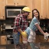 Netflix nye komedieserie 'Easy' byder på Malin Akerman, Emily Ratajkowski og Orlando Bloom