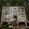 Glashytte i skoven bygget udelukkende af kasserede vinduer 
