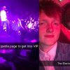 Genial teenager svindler sig ind til VIP-område under koncert ved hjælp af Wikipedia
