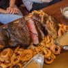 Steak-challenge i England: 6 kg kød, 45 minutter, dig og 3 venner - hvem ville du vælge?