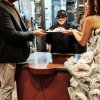 Kvinde laver brudekjole af papir fra fastfood i håbet om at blive gift på selvsamme restaurant 