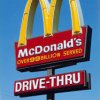 McDonald's medarbejder hopper gennem drive-thru vindue for at redde en kunde 
