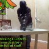 På "The Wrecking Club" i NYC kan du smadre alle de ting, du vil i 20 minutter for 275 kroner