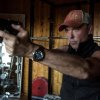 Michael Keaton viser, hvordan man dræber terrorister i trailer til American Assassin
