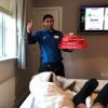 Tømmermændsramt fyr får pizza leveret direkte til hans soveværelse 