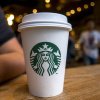Kvinde modtager $100.000 i erstatning pga. brandvarm kaffe og løse låg hos Starbucks 