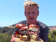 Gordon Ramsay guider dig til den perfekte burger på grillen