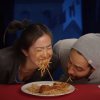Fremmede mennesker gengiver 'spaghetti'-scenen fra Lady og Vagabonden