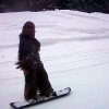 Mand i Chewbacca-kostume angriber skiguide med snowboard