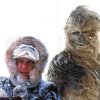 Mand i Chewbacca-kostume angriber skiguide med snowboard