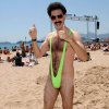 Borat-skuespiller vil betale uheldige turisters bøde for at blive arresteret i Borat-mankinis