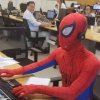 9gag - Mand dukker op forklædt som Spider-man på sin sidste arbejdsdag, og ingen ved helt hvorfor 