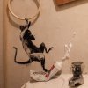 Banksy udnytter karantænen til hjemmekunst: "Min kone hader, når jeg arbejder hjemmefra"