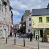 Indgangen til Galways skønne gågade.  - Rejsereportage: På food-walk i Irlands gastronomiske hovedstad Galway